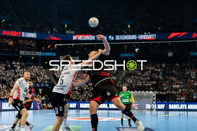 Niclas Kirkelokke (#5; SG Flensburg Handewitt) im Zweikampf gegen MT Melsungen