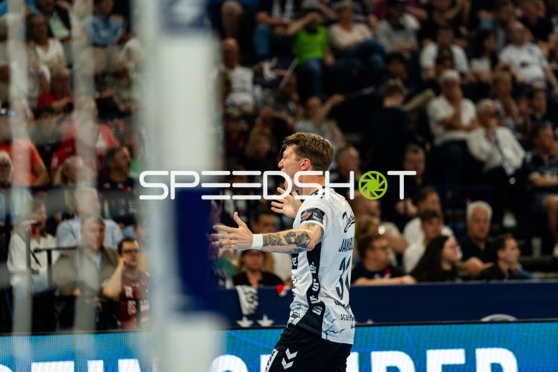 Emil Jakobsen (#31; SG Flensburg-Handewitt) reklamiert lautstark