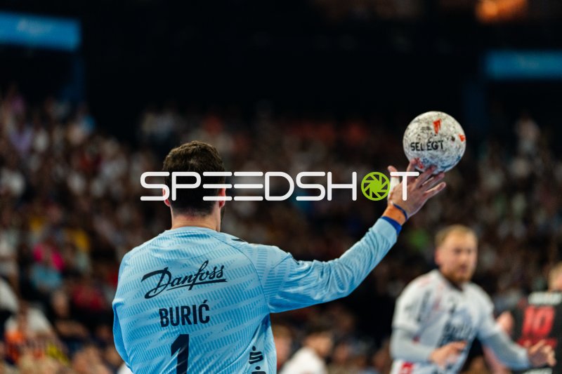 Benjamin Buric (#1; SG Flensburg-Handewitt) hält den Ball hoch