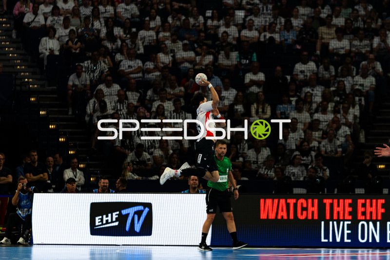 Spieler der SG Flensburg-Handewitt beim Sprungwurf im EHF-Spiel