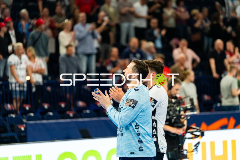 Torwart der SG Flensburg-Handewitt applaudiert den Fans