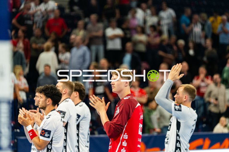 Moritz Frederik Detlefsen (#18; SG Flensburg Handewitt) applaudiert nach dem Spiel