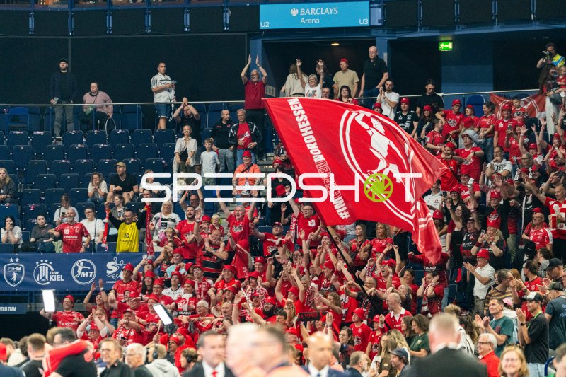 MT Melsungen Fans feiern in der Barclays Arena Hamburg