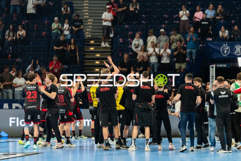 MT Melsungen feiert Sieg mit Fans nach Abpfiff