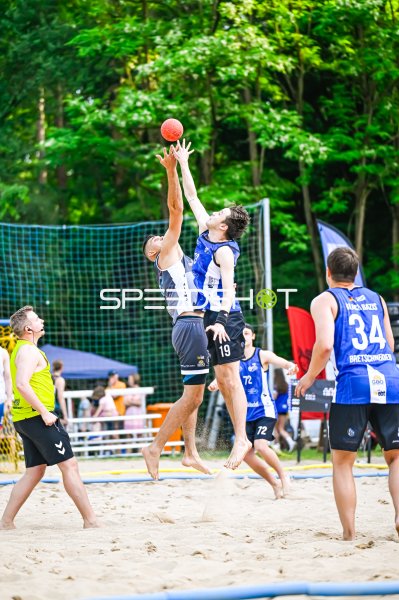 Zweikampf um den Ball beim Beach-Handball-Turnier