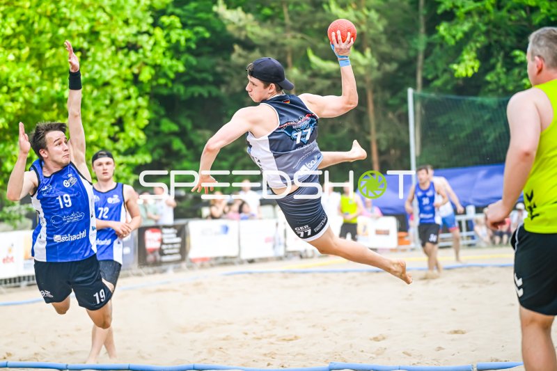 Spieler #77 (GER/Münster) mit Sprungwurf im Beach-Handball