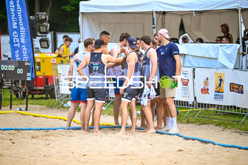 Team-Huddle beim Karacho Beach Cup im Beach-Handball
