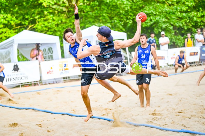 Wurf im Zweikampf beim Beach-Handball-Turnier
