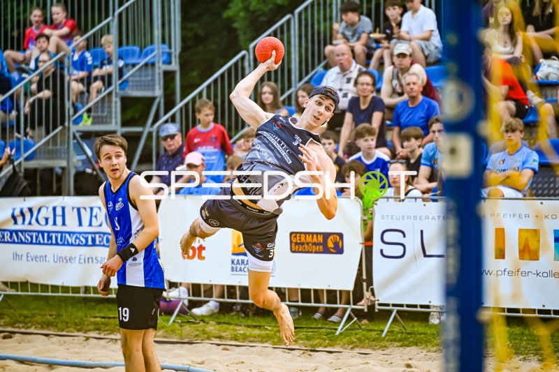Spieler (#3) beim Sprungwurf bei den German Beach Open