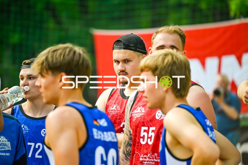 Spieler beider Teams in Pause beim Beach-Handball-Turnier