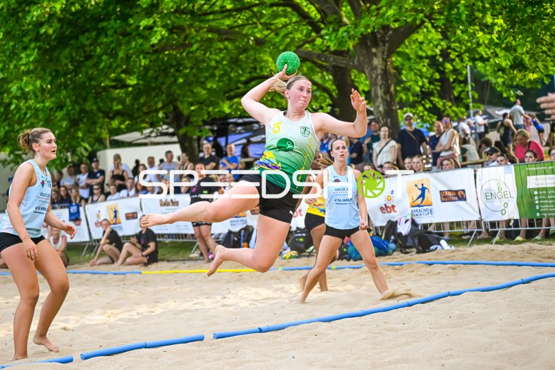 Spielerin (#15) beim Sprungwurf im Beach-Handball-Turnier