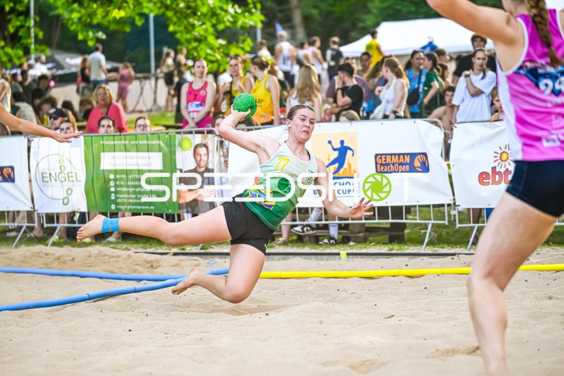 Spielerin (#77) beim Wurfversuch bei den German Beach Open