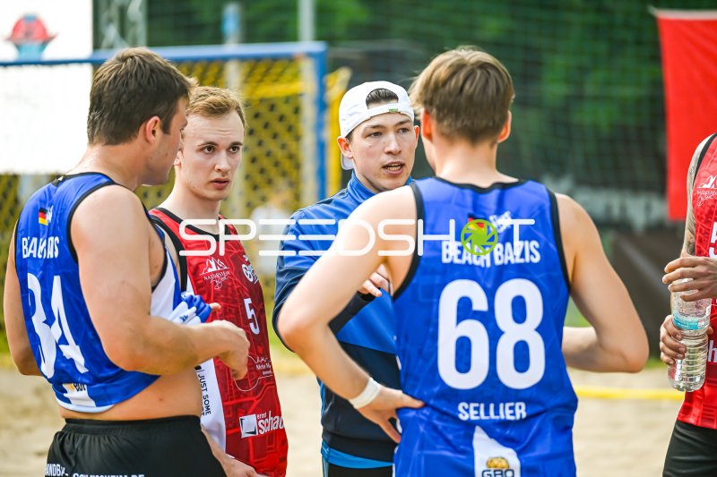 Spieler (#68; Beach Bazis) in Teambesprechung beim Beach-Handball