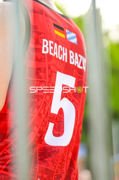 Spieler (#5; Beach Bazis) mit deutschem und bayerischem Wappen