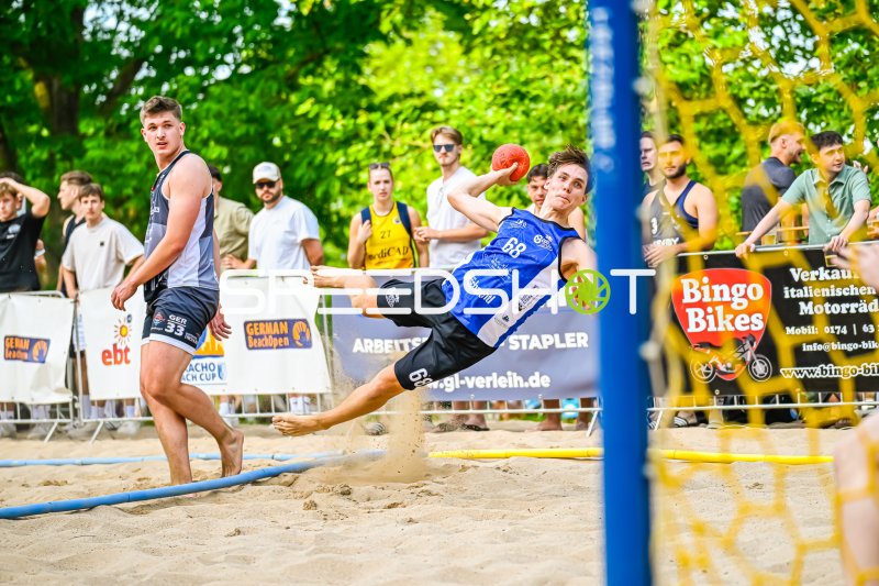 Spieler (#68) mit Wurfaktion bei den German Beach Open