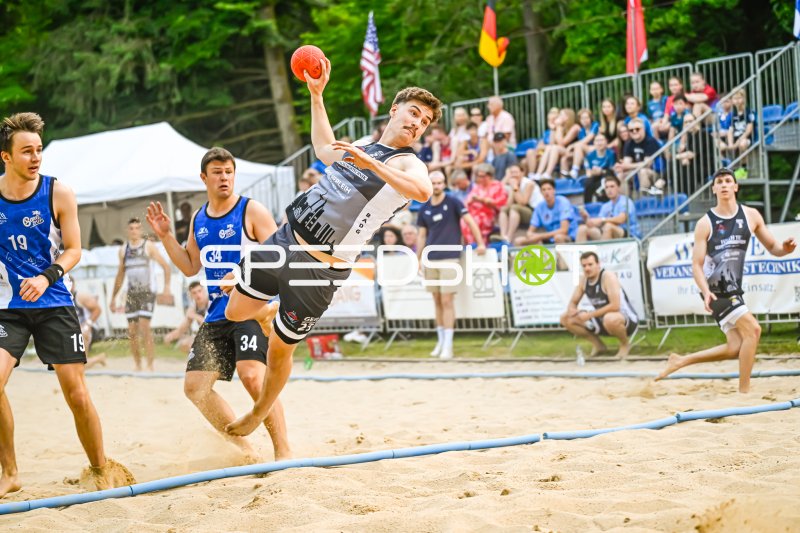 Spektakulärer Sprungwurf beim Beach-Handball-Turnier