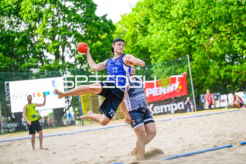 Spieler #72 beim Sprungwurf im Beach-Handball-Match