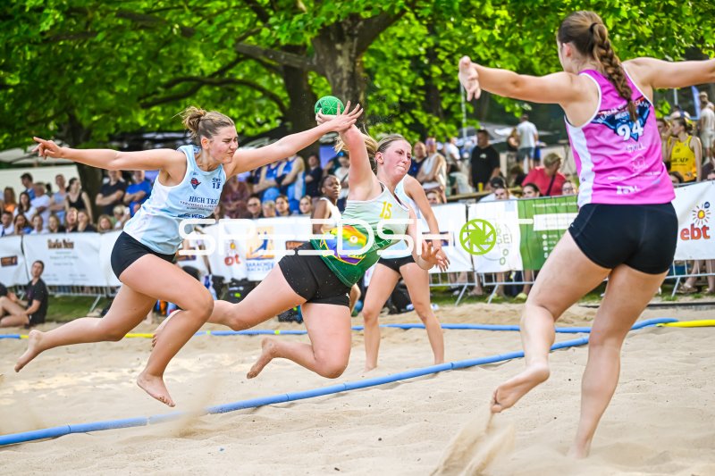 Spielerin (#15) beim Wurfversuch im Beach-Handball-Turnier