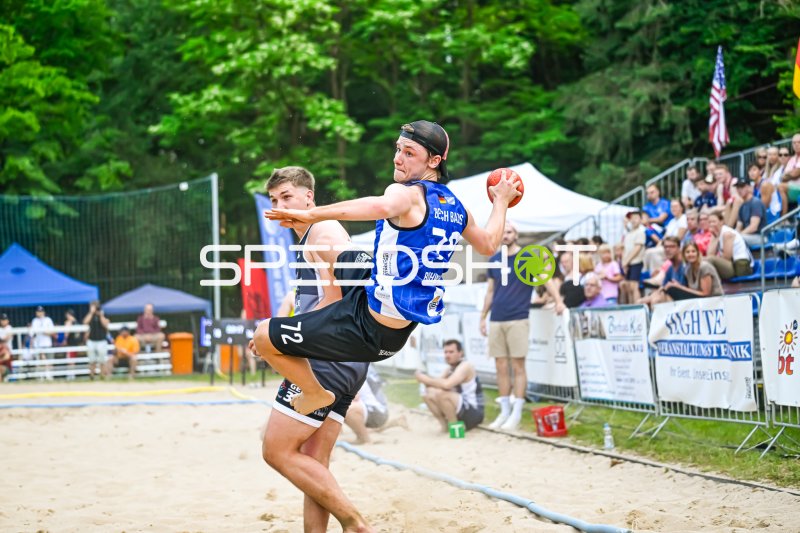 Spieler (#72; Beach Balls) beim Sprungwurf im Beach-Handball