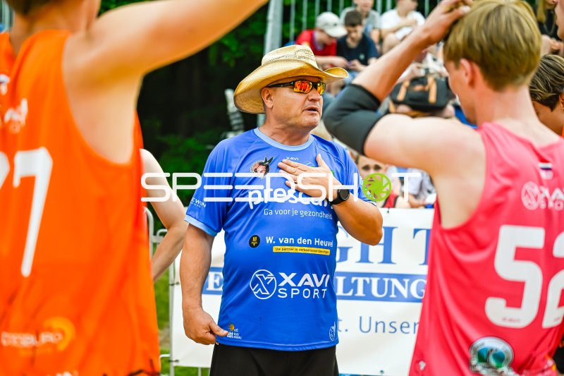 W. van den Heuvel gibt Anweisungen beim Beach-Handball-Turnier