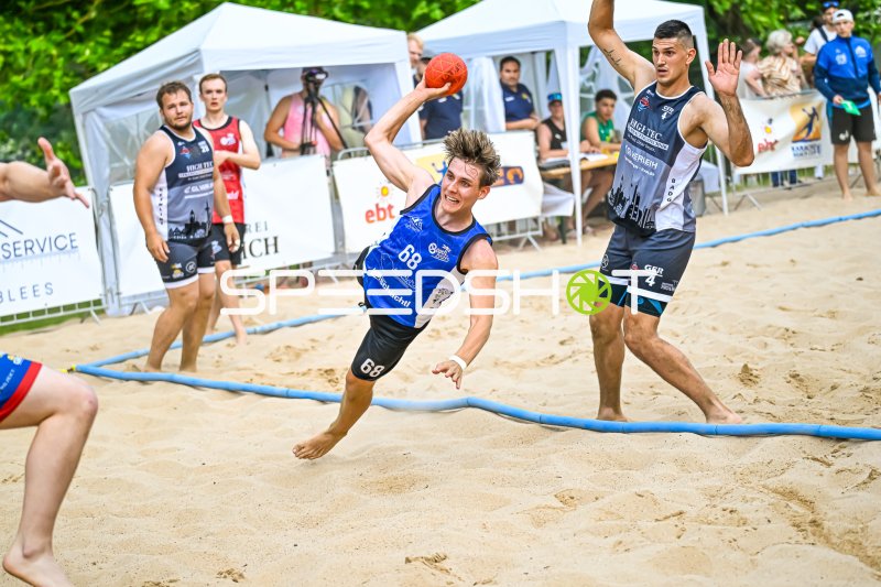 Spieler #68 beim Wurfversuch im Beach-Handball-Match
