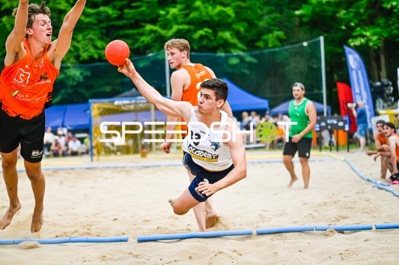 Spieler #33 (Academy) beim Wurfversuch im Beach-Handball