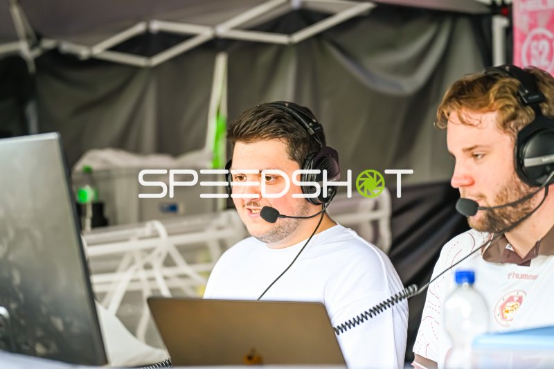 Zwei Kommentatoren mit Headsets beim Live-Einsatz