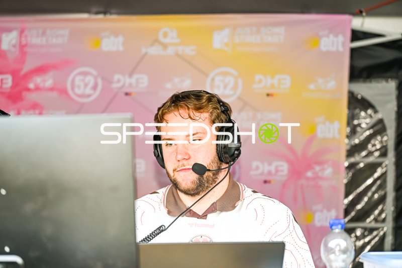 Kommentator mit Headset bei DHB-Veranstaltung am Laptop