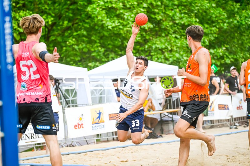 Spieler #33 (Academy) mit Sprungwurf beim Karacho Beach Cup