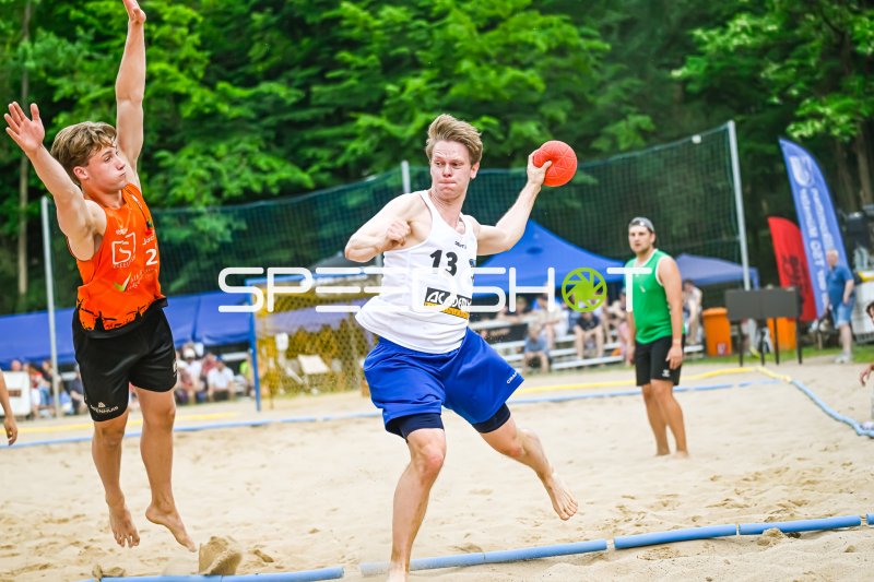 Spieler #13 im Wurf beim Beach-Handball-Turnier