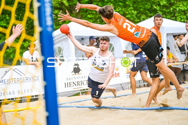 Spektakuläre Wurfszene beim Beach-Handball-Turnier im Sand