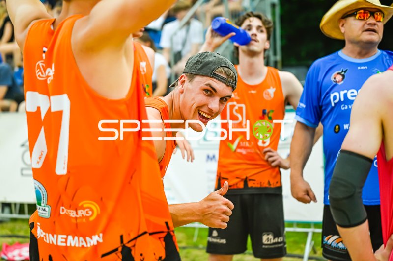 Spieler in orangenem Trikot zeigt Daumen hoch nach dem Spiel