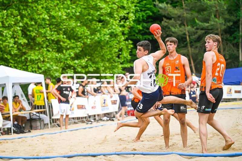 Spieler (#33) beim Sprungwurf im Beach-Handball-Turnier