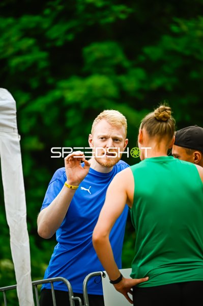 Person im blauen Puma-Shirt im Gespräch im Freien