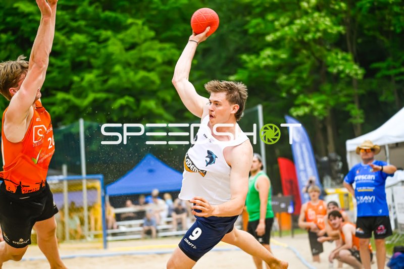 Spieler (#9) beim Wurfversuch im Beach-Handball