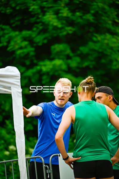 Trainer gibt Anweisungen an Spieler im Freien