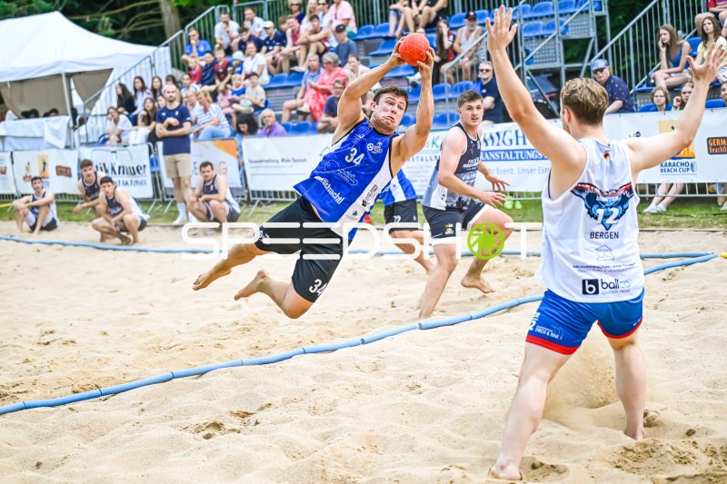 Spieler #34 beim Sprungwurf gegen Bergen (#12) im Beach-Handball