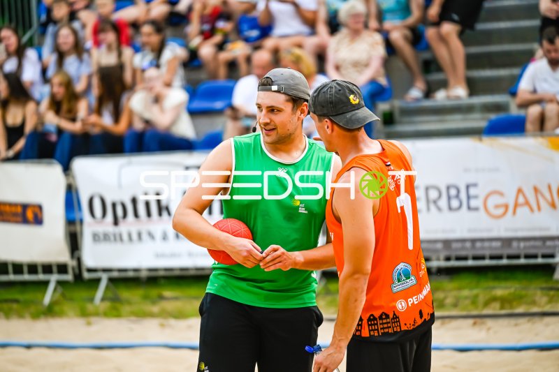 Zwei Spieler im Gespräch beim Beach-Handball-Turnier