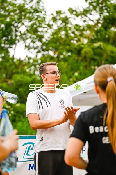 TG Geislingen BeachTigers Trainer gibt Anweisungen an Spielerinnen