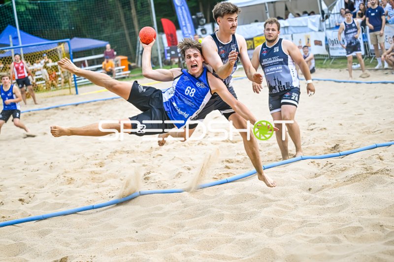 Spektakulärer Wurfversuch von Spieler #68 im Beach-Handball