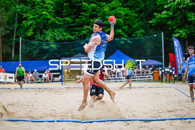 Spieler #77 (GER) beim Sprungwurf im Beach-Handball