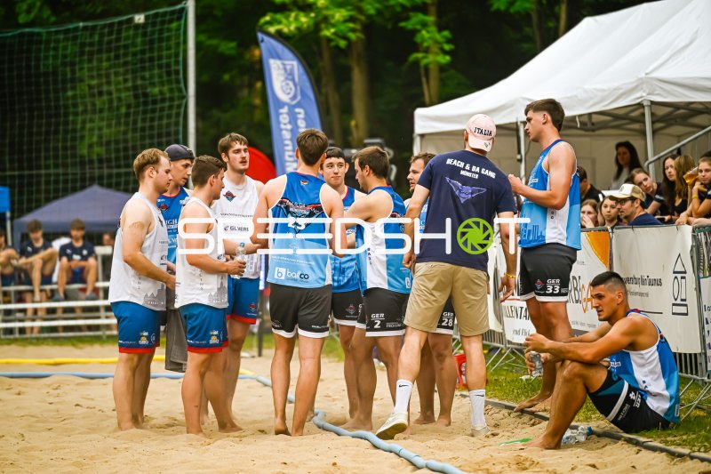 Beach & Da Gang Münster bei Teambesprechung im Sand