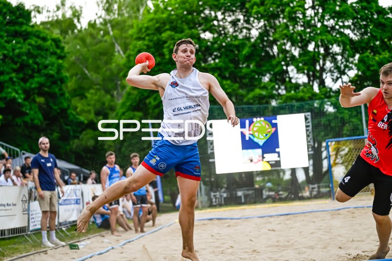 Sprungwurf im Beach-Handball-Turnier unter freiem Himmel