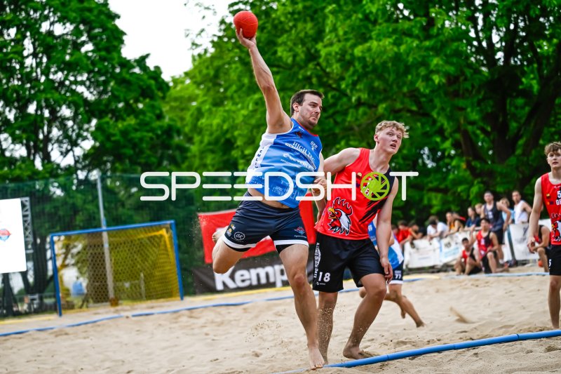 Wurf im Sprung beim Beach-Handball gegen Spieler #18 (GER)