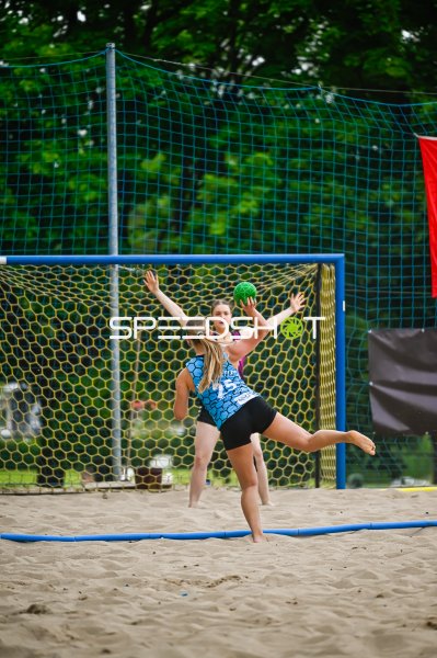 Wurfaktion im Beach-Handball vor dem Tor