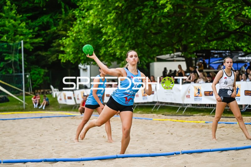Spielerin (#25) beim Wurfversuch im Beach-Handball-Match