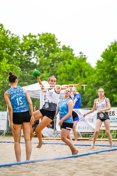 GER #10 beim Wurfversuch im Beach-Handball-Spiel
