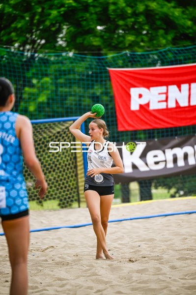 GER-Spielerin (#10; Deutschland) beim Wurfansatz im Beach-Handball