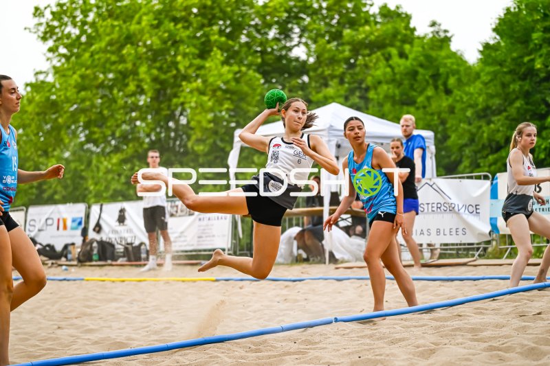 Spielerin (#6; GER) mit Sprungwurf beim Beach-Handball