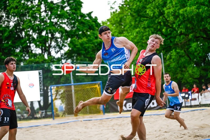 Spieler #77 beim Wurfversuch im Beach-Handball-Match